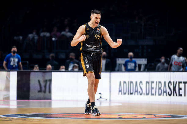 以及曾在 以及曾在